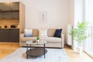 Een televisie, videogames en een kantoor