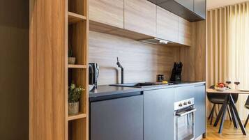 Jääkaappi, uuni, liesi, astianpesukone