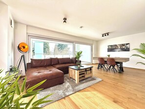 Una televisión, una oficina