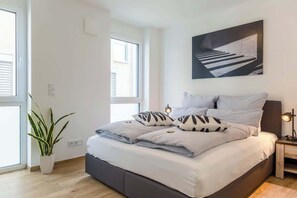 2 dormitorios, escritorio, tabla de planchar con plancha y cuna de viaje