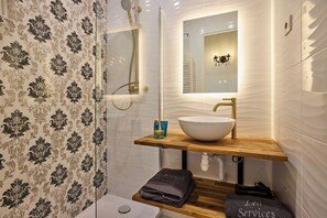 Sèche-cheveux, serviettes fournies, savon, papier toilette