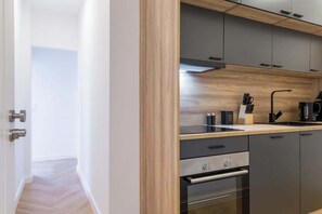 Een koelkast, een oven, een kookplaat, een vaatwasser