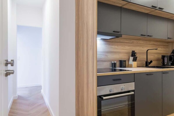 Fridge, oven, stovetop, dishwasher