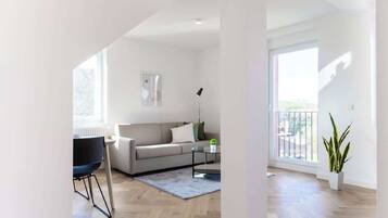 Fernseher, Bücher, Arbeitsbereiche