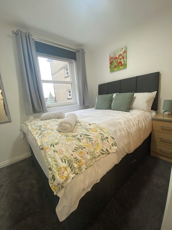 2 bedrooms, iron/ironing board, free WiFi, bed sheets - Prime City Centre - Ground Floor & Free Parking by Three Bridges Apartments (Dunfermline)