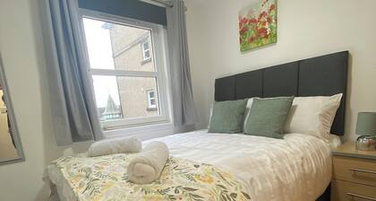 Prime City Centre - Ground Floor & Free Parking by Three Bridges Apartments