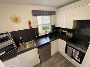 Kjøleskap, mikrobølgeovn, ovn og kaffetrakter/tekoker