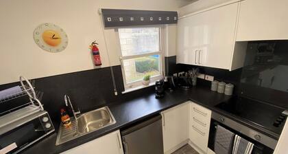 Prime City Centre - Ground Floor & Free Parking by Three Bridges Apartments