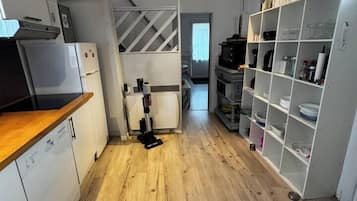 Een koelkast, een microgolfoven, een oven, een vaatwasser