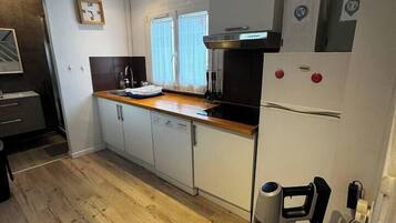 Een koelkast, een microgolfoven, een oven, een vaatwasser