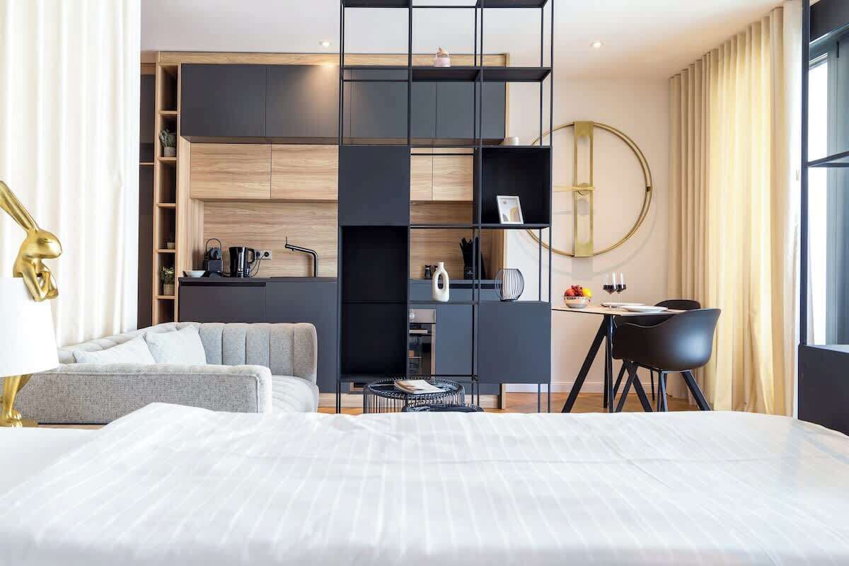 1 habitación, tabla de planchar con plancha, cuna de viaje y wifi 