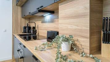 Fridge, oven, stovetop, dishwasher