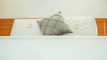 Escritorio, espacio para trabajar con laptop y wifi gratis