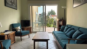 TV, fireplace, books - Spacious family home 5 minutes from the beach (Kriopighi)