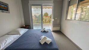 4 habitaciones, escritorio, tabla de planchar con plancha y wifi