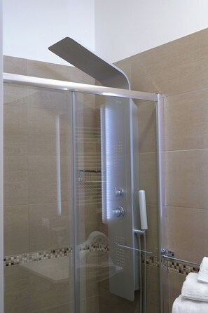 Shower, bidet, towels, soap - LEVANTE SALENTO - Granchio Rosso: Double room, balcony (Porto Cesareo)