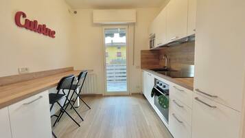 Apartemen Comfort, pemandangan bukit | Dapur pribadi