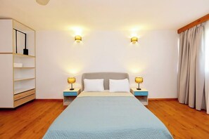 Habitación cuádruple familiar | Caja de seguridad en la habitación y cortinas blackout 