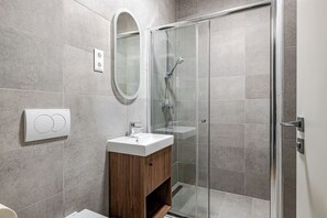 Douche, séchoir à cheveux, serviettes fournies, savon