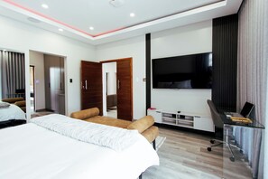 4 bedrooms, iron/ironing board, WiFi, bed sheets