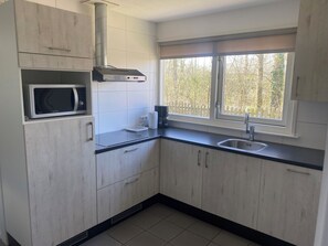 Een koelkast, een magnetron, een oven, een kookplaat