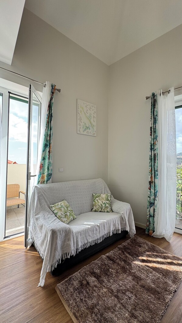 Living area - Charming 1-bedroom apartment in quaint Funchal 5 minutes walk to center (Funchal)