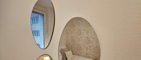 3 slaapkamers, een bureau, een strijkplank/strijkijzer, reisbedje