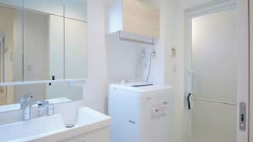 Combined shower/bathtub, hair dryer, towels, shampoo