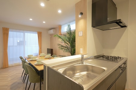 Refrigerador, microondas, placa de cocina, utensilios de cocina