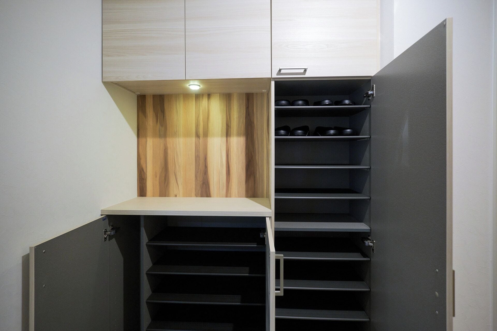 Un módulo de almacenamiento compacto con panel de madera y estanterías de metal.