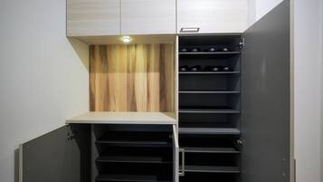 Un módulo de almacenamiento compacto con panel de madera y estanterías de metal.