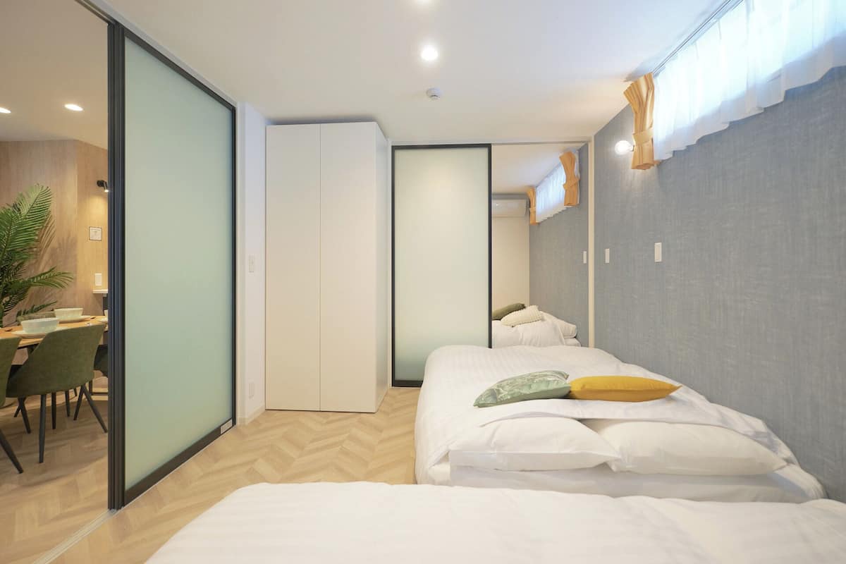 Une chambre d’hôtel moderne, équipée d’un lit, d’un bureau et d’une chaise.