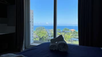 Chambre Double Confort, balcon, vue mer | 1 chambre, coffres-forts dans les chambres, bureau