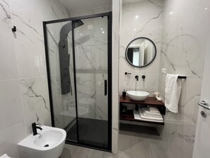 Condo Confort, vista al patio | Baño | Secadora de cabello, toallas, jabón, shampoo