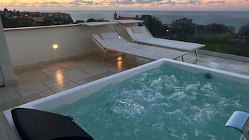 Deluxe Suite, Sea View | Private spa tub