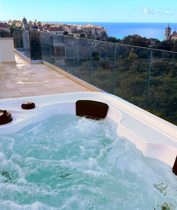 Suíte luxo, vista para o mar | Banheira de hidromassagem particular