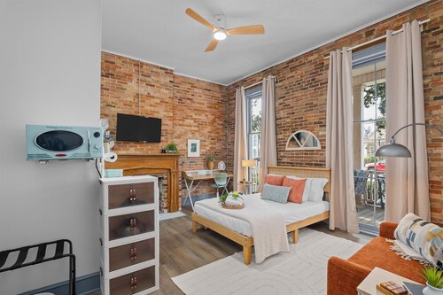 1 bedroom, 1 bathroom studio apartment in Downtown Augusta. The sleeping arrangements for this unit is a full sized bed.