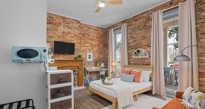 1 bedroom, 1 bathroom studio apartment in Downtown Augusta. The sleeping arrangements for this unit is a full sized bed.