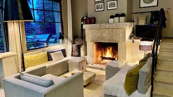 Televisión, chimenea, tenis de mesa y libros