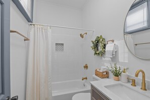 Hair dryer, towels - 1 bedroom, 1 bathroom suite in Downtown Augusta. The sleeping arrangements for this unit are a full size bed and a pull-out couch in the living room. (Augusta)
