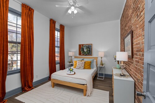 1 bedroom, 1 bathroom suite in Downtown Augusta. The sleeping arrangements for this unit are a full size bed and a pull-out couch in the living room.