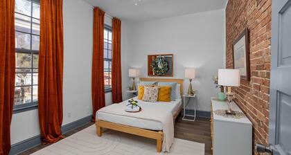 1 bedroom, 1 bathroom suite in Downtown Augusta. The sleeping arrangements for this unit are a full size bed and a pull-out couch in the living room.