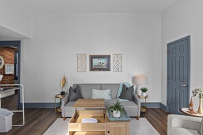 Smart TV, offices - 1 bedroom, 1 bathroom suite in Downtown Augusta. The sleeping arrangements for this unit are a full size bed and a pull-out couch in the living room. (Augusta)