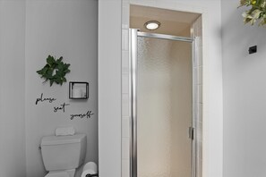 Sèche-cheveux, serviettes fournies