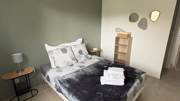 3 bedrooms, iron/ironing board, travel cot, WiFi