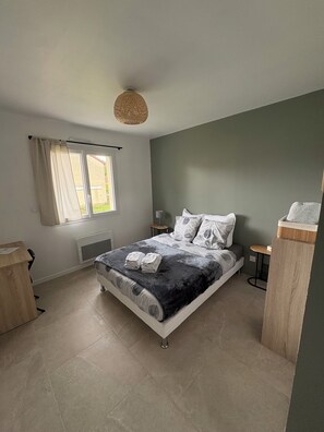 3 bedrooms, iron/ironing board, WiFi, bed sheets