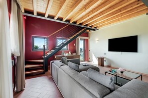 Familieværelse - flere soveværelser (Suite Grand Ballon - Almavite) | Opholdsområde | 21-tommers smart-tv med kabelkanaler