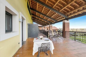 Family Room, Multiple Bedrooms (Suite Grand Ballon - Almavite) | Balcony - Almavite Wine Resort (Desenzano del Garda)