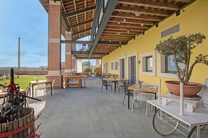 Outdoor dining - Almavite Wine Resort (Desenzano del Garda)