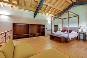 Family Room, Multiple Bedrooms (Suite Grand Ballon - Almavite) | Living area | 21-inch Smart TV with cable channels - Almavite Wine Resort (Desenzano del Garda)